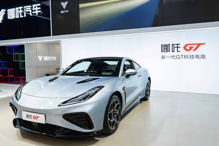 成都47哪吒汽车在智能汽车领域的表现，领途汽车在新能源汽车市场中的影响力